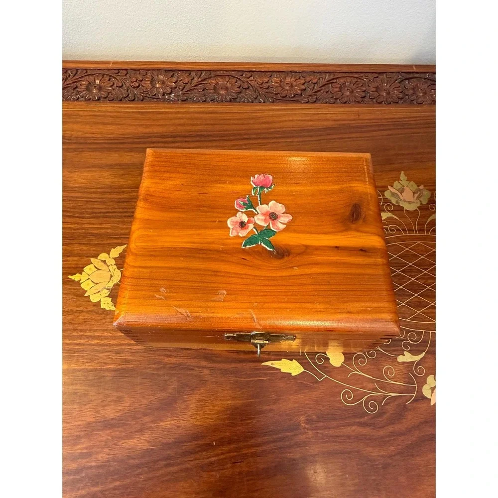Vintage Cedar Keepsake Box with Floral Transfer Lid‎